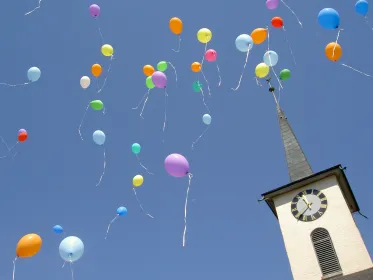 Kirche mit Ballonen (Foto: Kirchenweb Bilder)